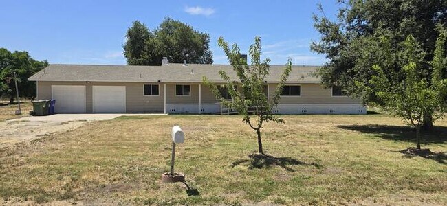 Foto del edificio - East Modesto Country Living, 3 Bedrooms 2 Bathrooms