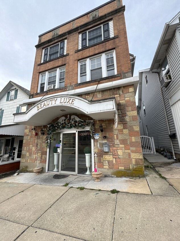 Primary Photo - 1222 Main St