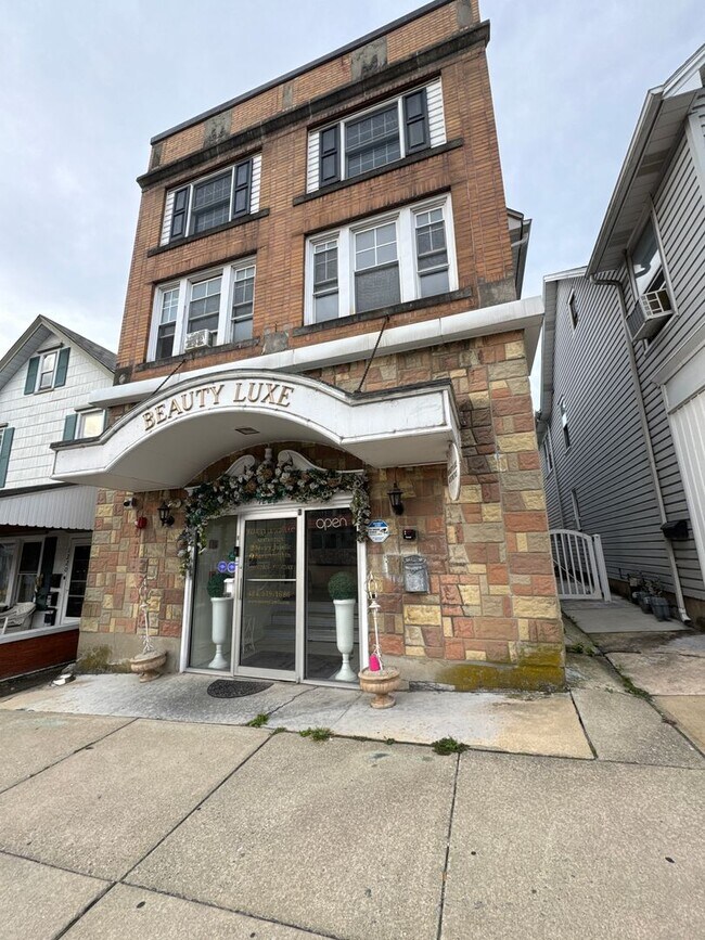 Building Photo - 1222 Main St