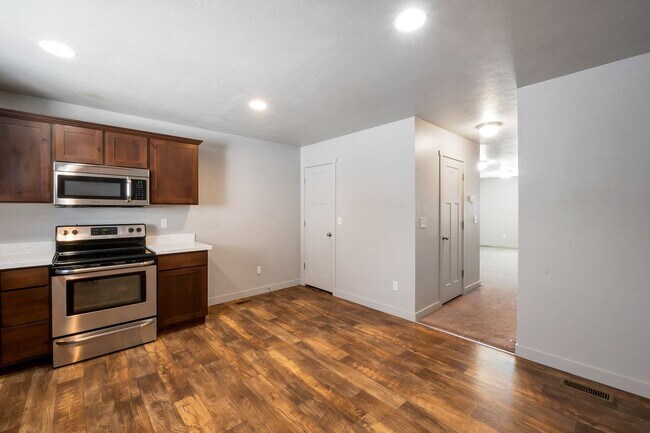 Building Photo - 3 Story Townhome in Vineyard, great amenit...