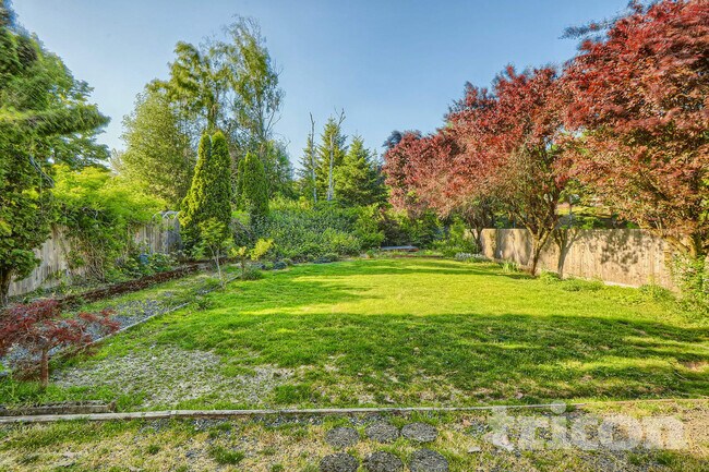 Building Photo - 13911 SE Alimaria Dr