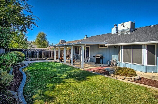 Building Photo - Ravenwood Home off of Shasta View
