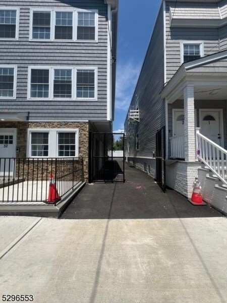 Building Photo - 52 Gotthart St