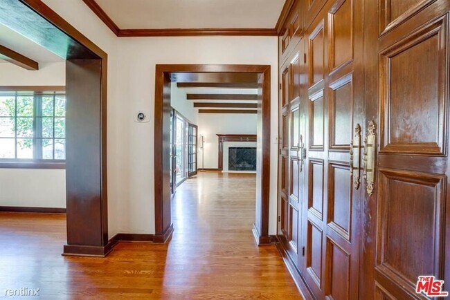 Building Photo - 3 br, 3.5 bath House - 233 S Camden Dr