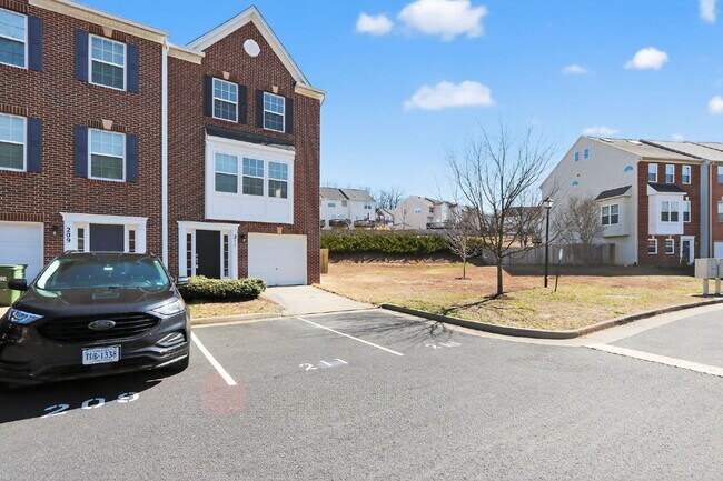 Foto del edificio - Welcome to a gorgeous end unit townhouse, located in the Heather Hills community.