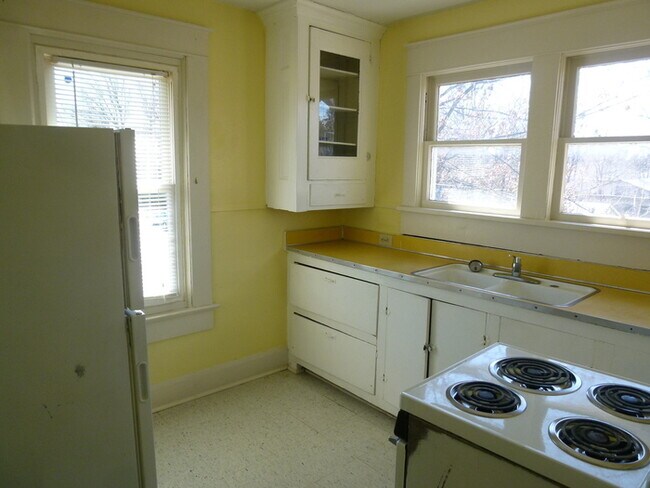 Building Photo - 2 Bedroom-Upper Apartment with Utilities Paid