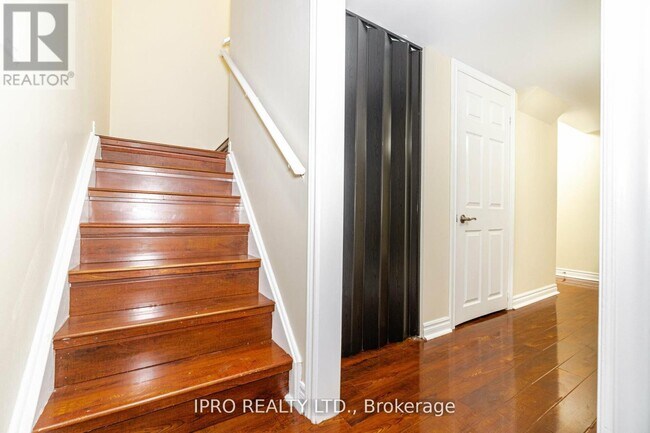 Building Photo - 8 Poplar Plains Rd
