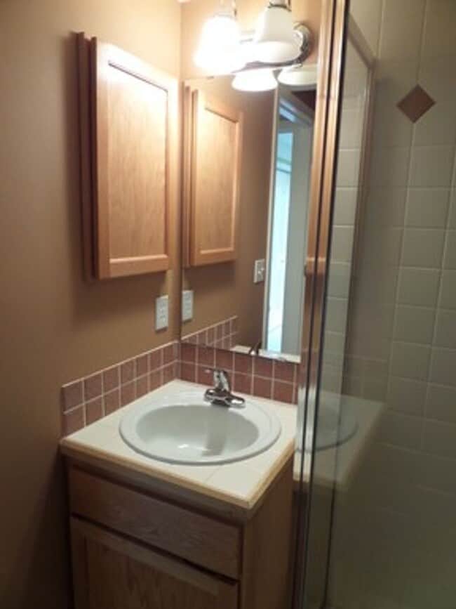 Stunning and Large 3-Bedroom Townhome with... - Stunning and Large 3-Bedroom Townhome with...