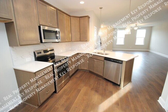 Building Photo - Gorgeous town home with 50% off move in sp...