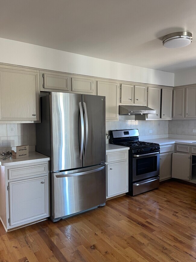 Kitchen - 8833 N Greenwood Ave