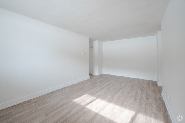 2BR, 1BA - 842SF - Living Room - 432-462 Leinster Street