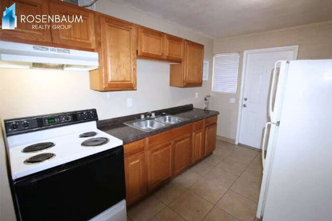 Building Photo - 320 S Allen