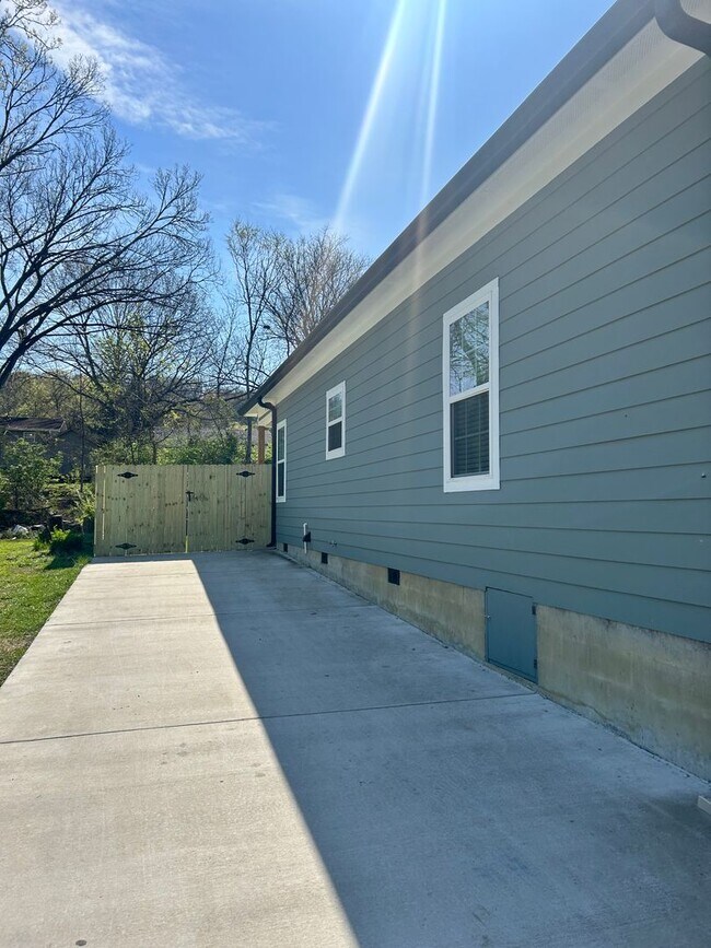 Building Photo - Charming 3 bed, 2 bath home! Fully fenced ...