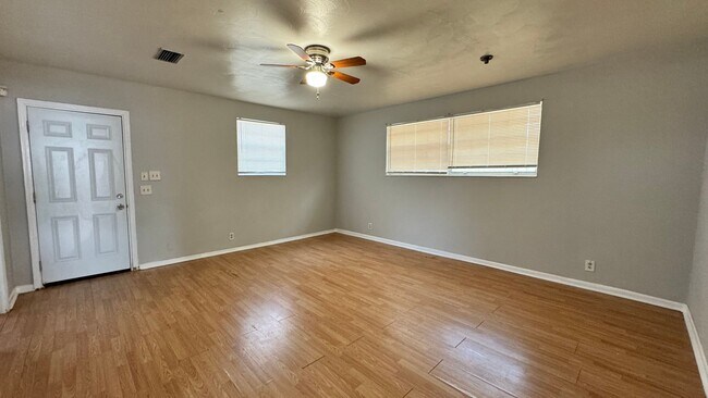 Foto del edificio - Spacious All Brick 3 Bed 2 Bathroom Home w...