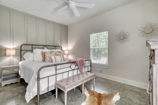 Foto del edificio - 8300 Lone Star Rd