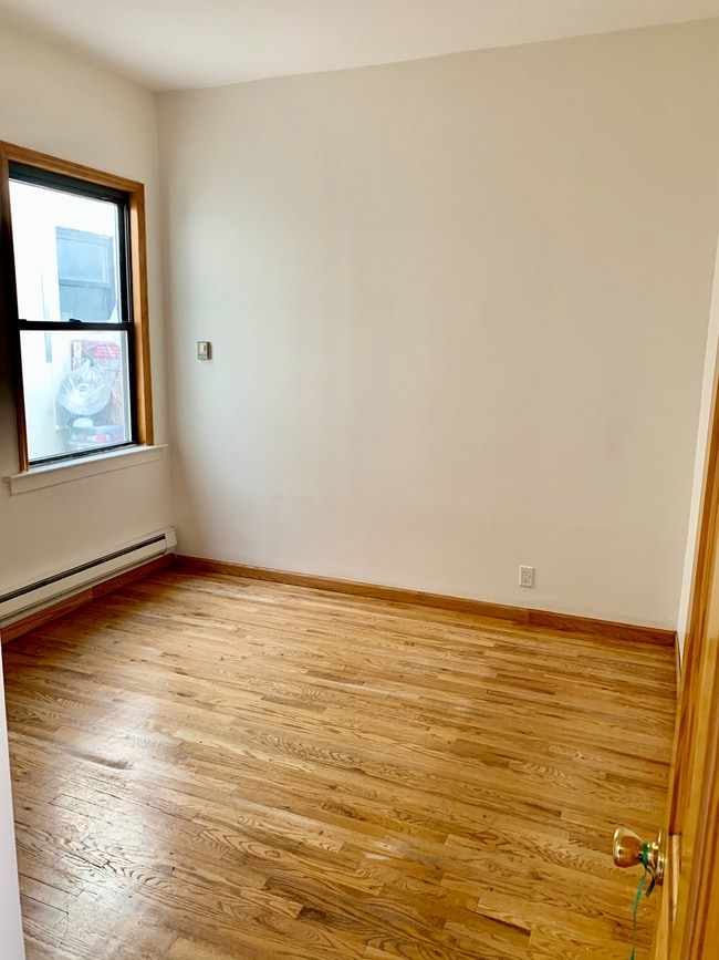 Bedroom - 46 N Village Ave