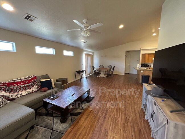 Foto del edificio - 2056 E Middleton Dr