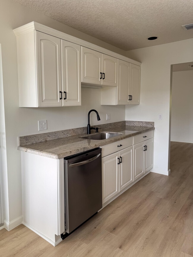 Building Photo - 1110 Bel Air Dr