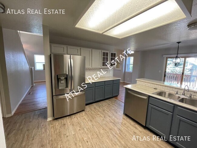 Foto del edificio - Coming soon! 3 Bed 4 Bath Home Located off...