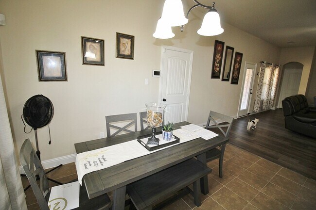 Building Photo - Fabulous 3/2/2 with Hot Tub in Red Oak For...