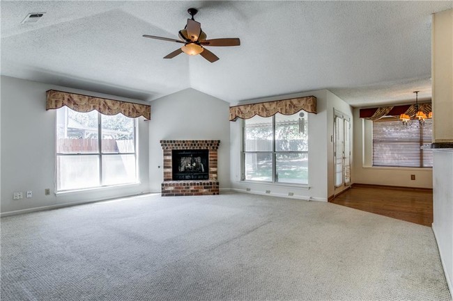 Building Photo - 4921 Oak Hollow Dr