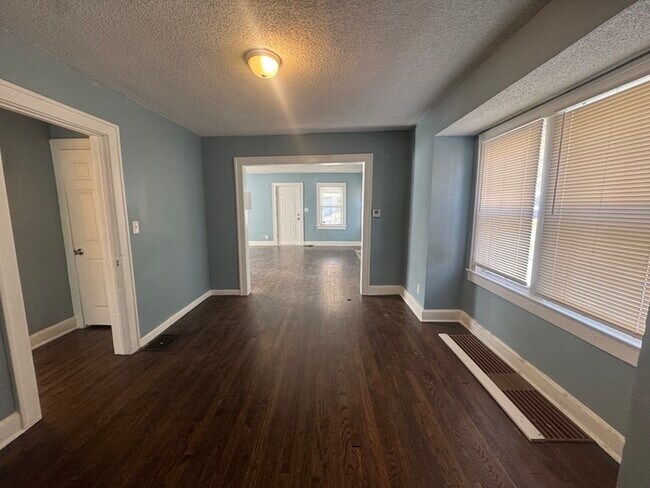 Building Photo - Charming Home