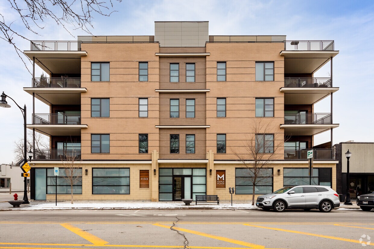Entrada - The Residences at Maple Place