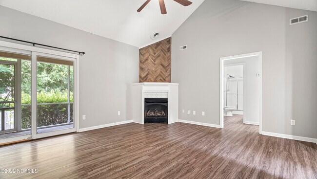 Foto del edificio - 621 Clover Dr