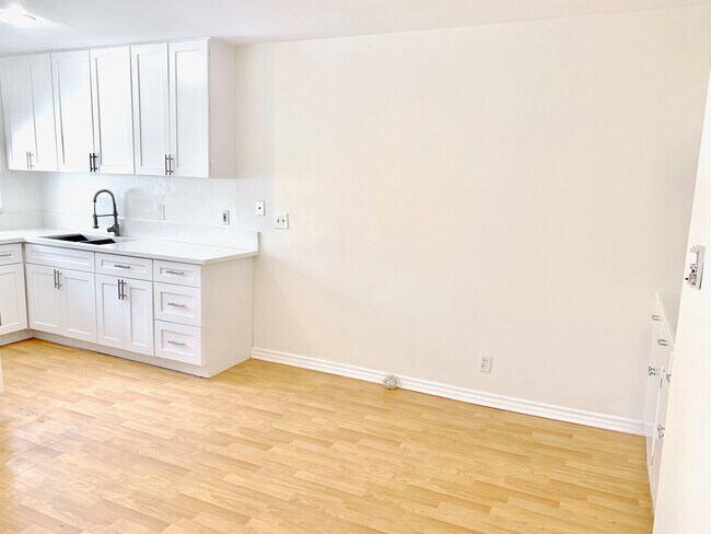 Building Photo - 360 S Reeves Dr
