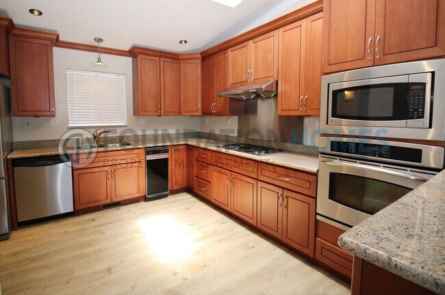 Building Photo - 93 Live Oak Ave