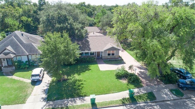 Building Photo - 5002 Old Spanish Trail