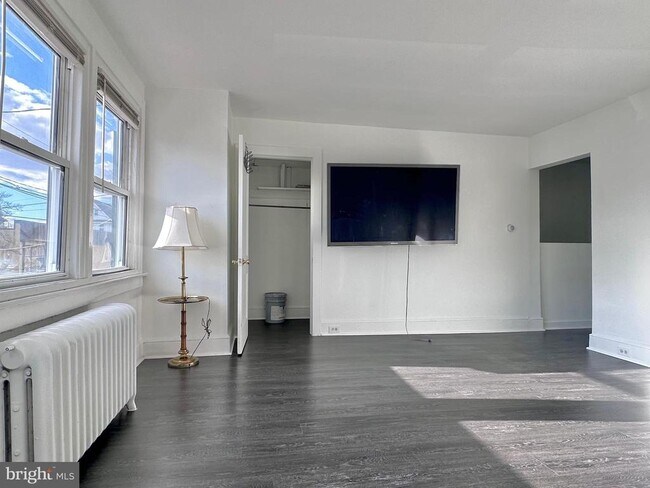 Foto del edificio - 411 Burmont Rd