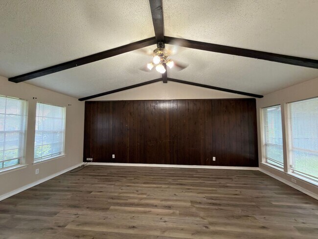 Foto del edificio - Brand-new flooring throughout the entire home