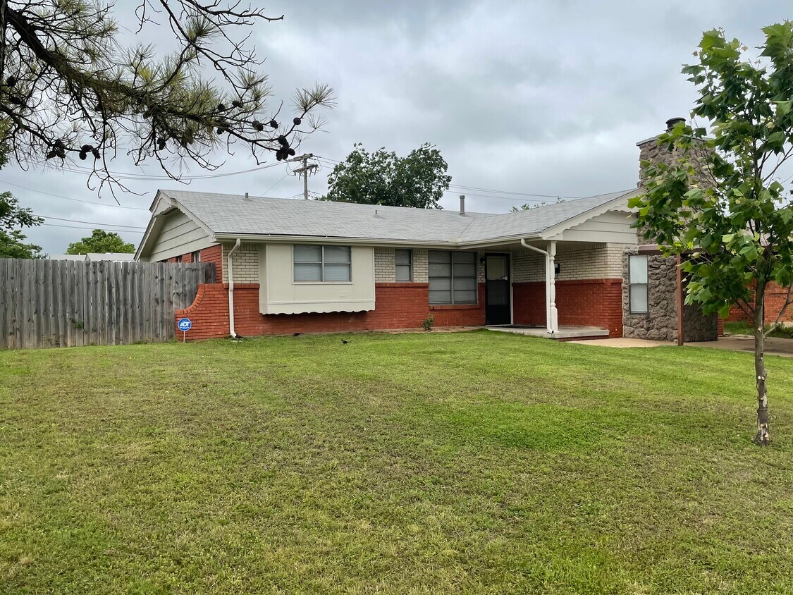 409 S Bristow Ave, Moore, OK 73160 House Rental in Moore, OK
