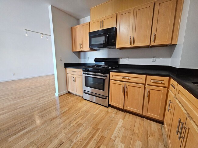 Foto del edificio - Mission: Bright 4 Bed, 2 Bath Condo w/ Pri...