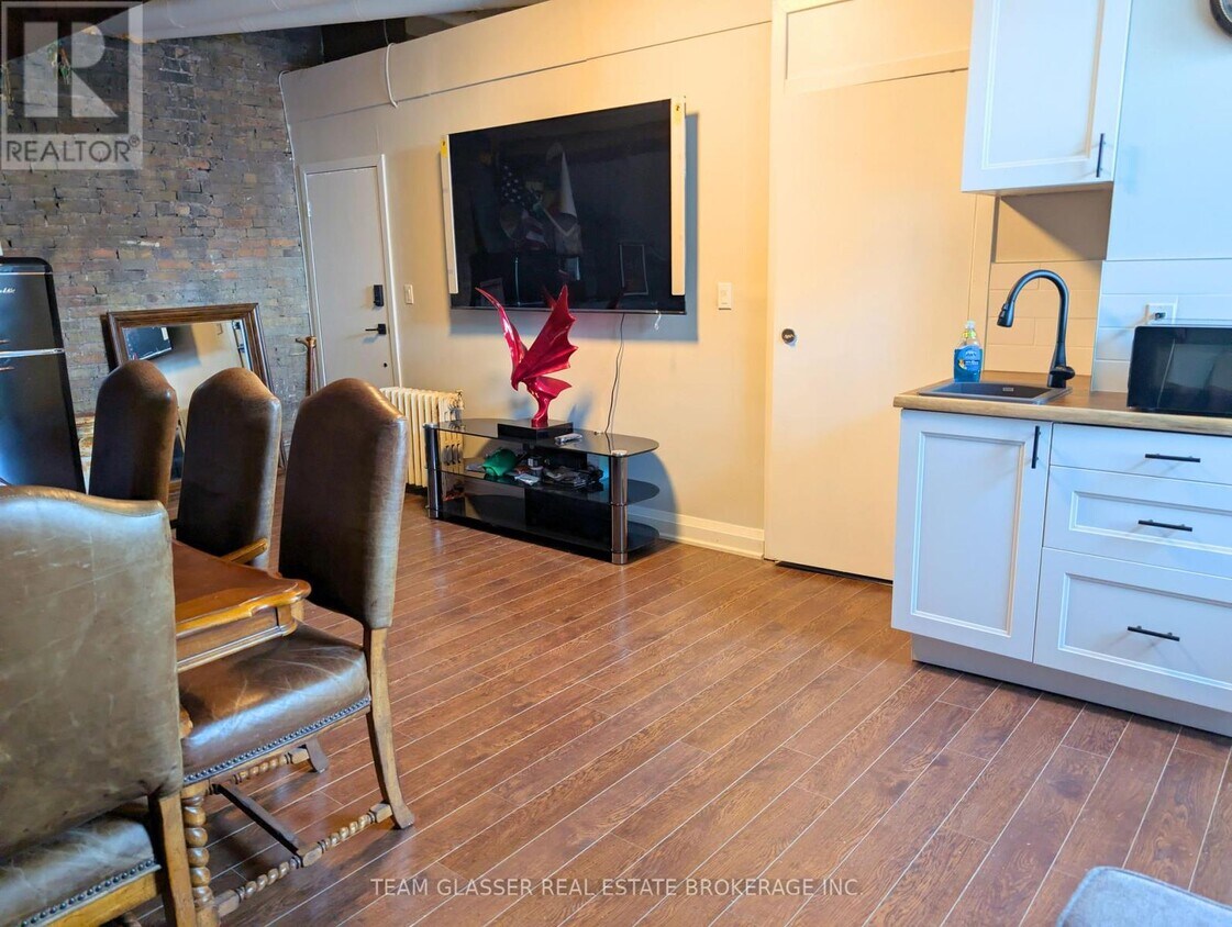 Photo principale - 111-111 Dundas St