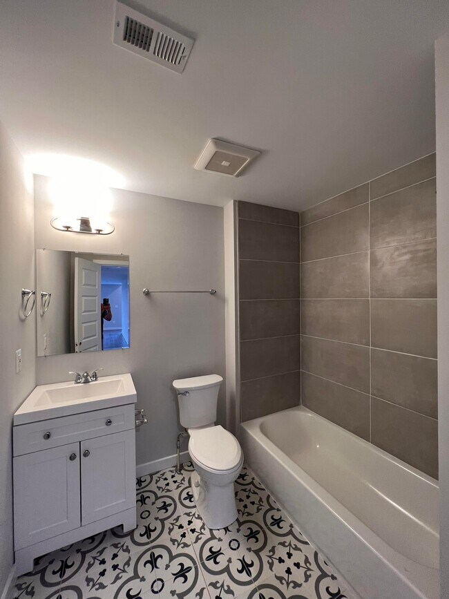 Bath with tub - 2507 Burns St SE