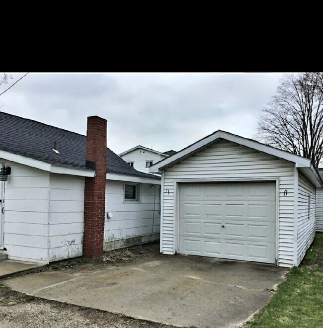 Building Photo - 311 Spruce St E