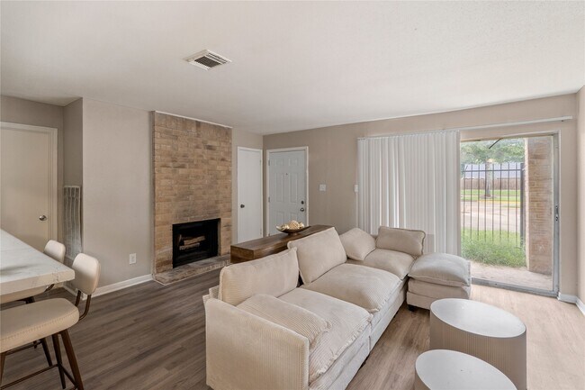 Building Photo - 8923 Antoine Dr