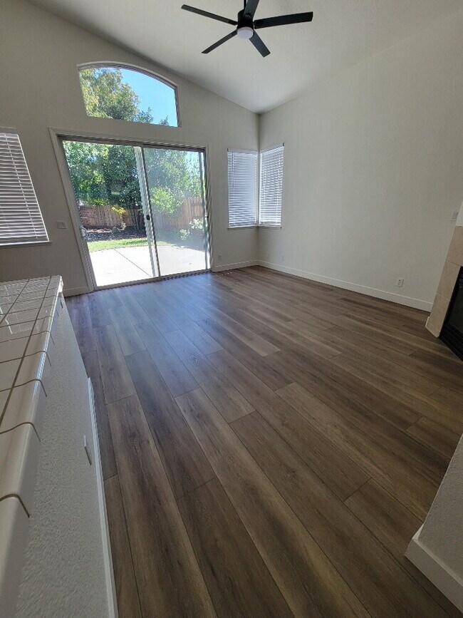 Foto del edificio - Modern 3-Bedroom, 2-Bathroom Home with Ope...