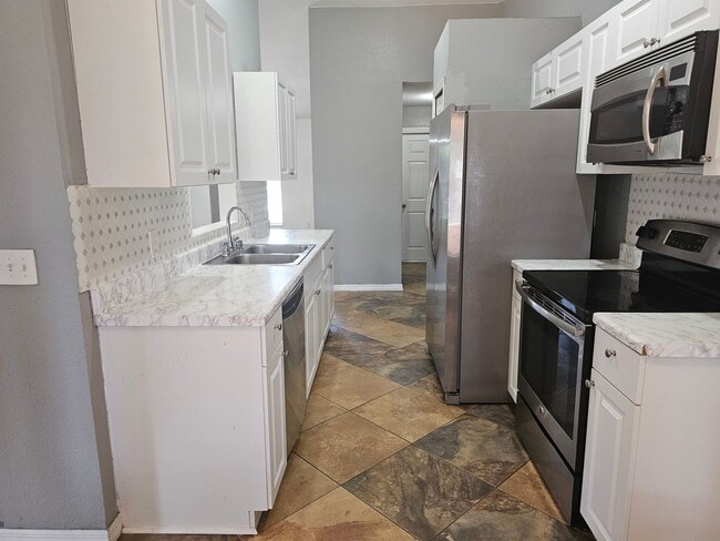 Foto del edificio - BEAUTIFUL 3 BED / 2 / BATH /2 CAR GARAGE (...