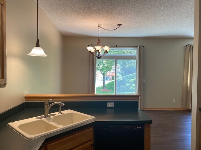 Foto del edificio - 7874 Garland Ln N