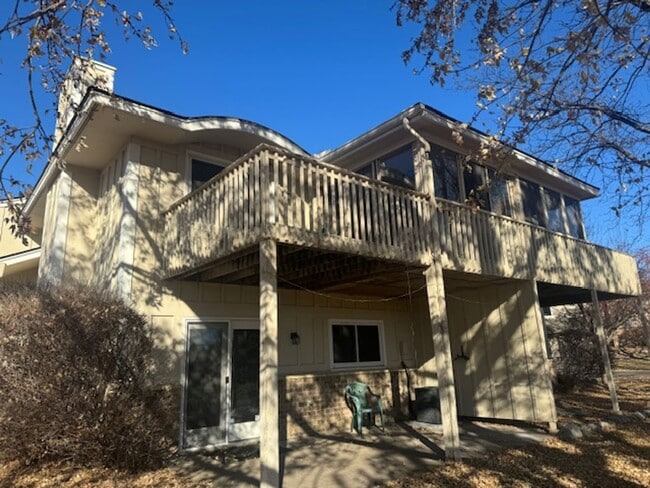 Foto del edificio - Beautifully Updated 3 Bed, 2 Bath, 2 Car Garage End Unit Townhome with Vaulted Ceilings