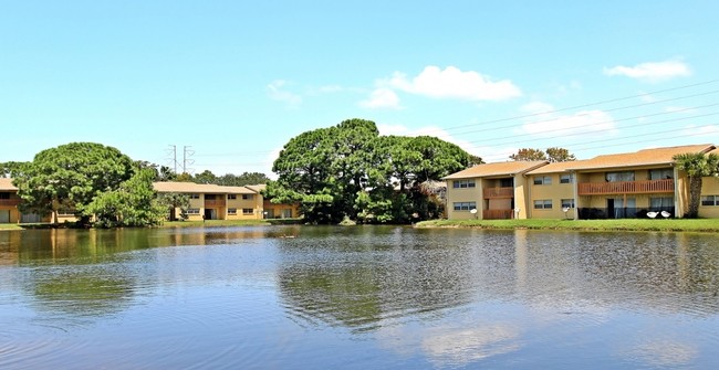 Foto del edificio - Tarponwood Lake Apartments