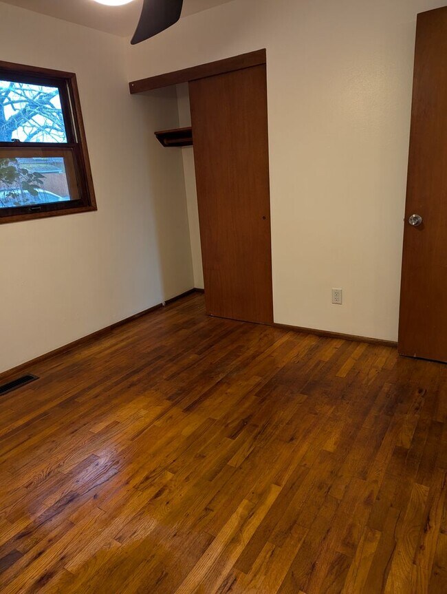 Foto del edificio - Freshly Updated 3 Bedroom 1 bath Home with Garage, Fenced Yard & Pet Friendly!