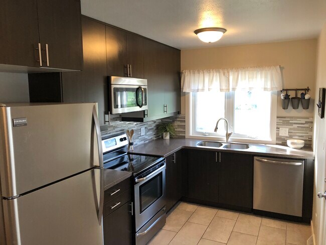 Building Photo - 1607 Plymouth Ave