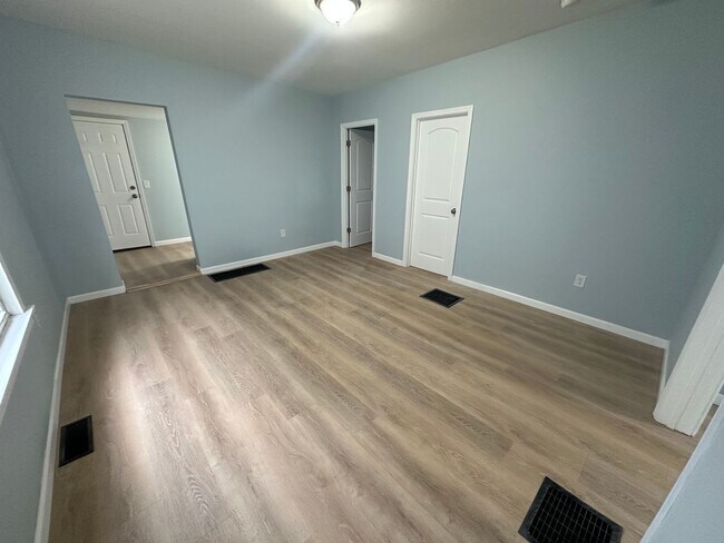 Foto del edificio - Great Location! 2 BEDROOM DUPLEX LOWER UNIT WITH BACKYARD