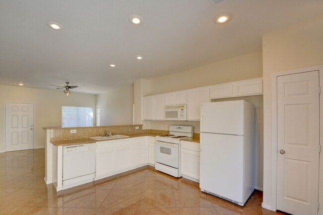 Foto del edificio - Beautiful two bedroom in great location. Step through the front door into a sun-filled great room...