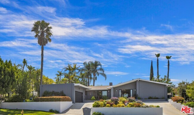 Building Photo - 8400 Mulholland Dr