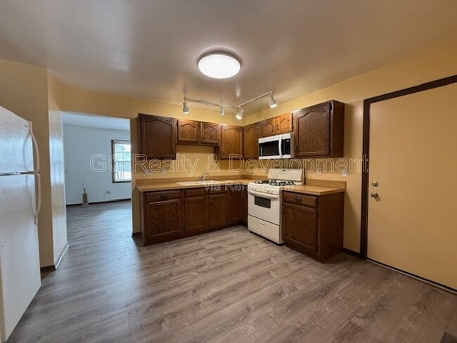 Building Photo - 944 Shady Ln